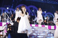 オーケストラとパフォーマンスする乃木坂46。（写真提供：ソニー・ミュージックレコーズ）