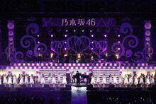 オーケストラとパフォーマンスする乃木坂46。（写真提供：ソニー・ミュージックレコーズ）