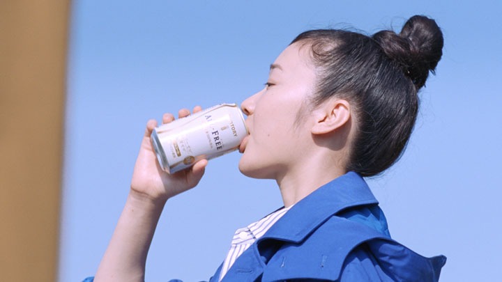 「オールフリー」の新CM「スイートメモリーズ」編のワンシーン。