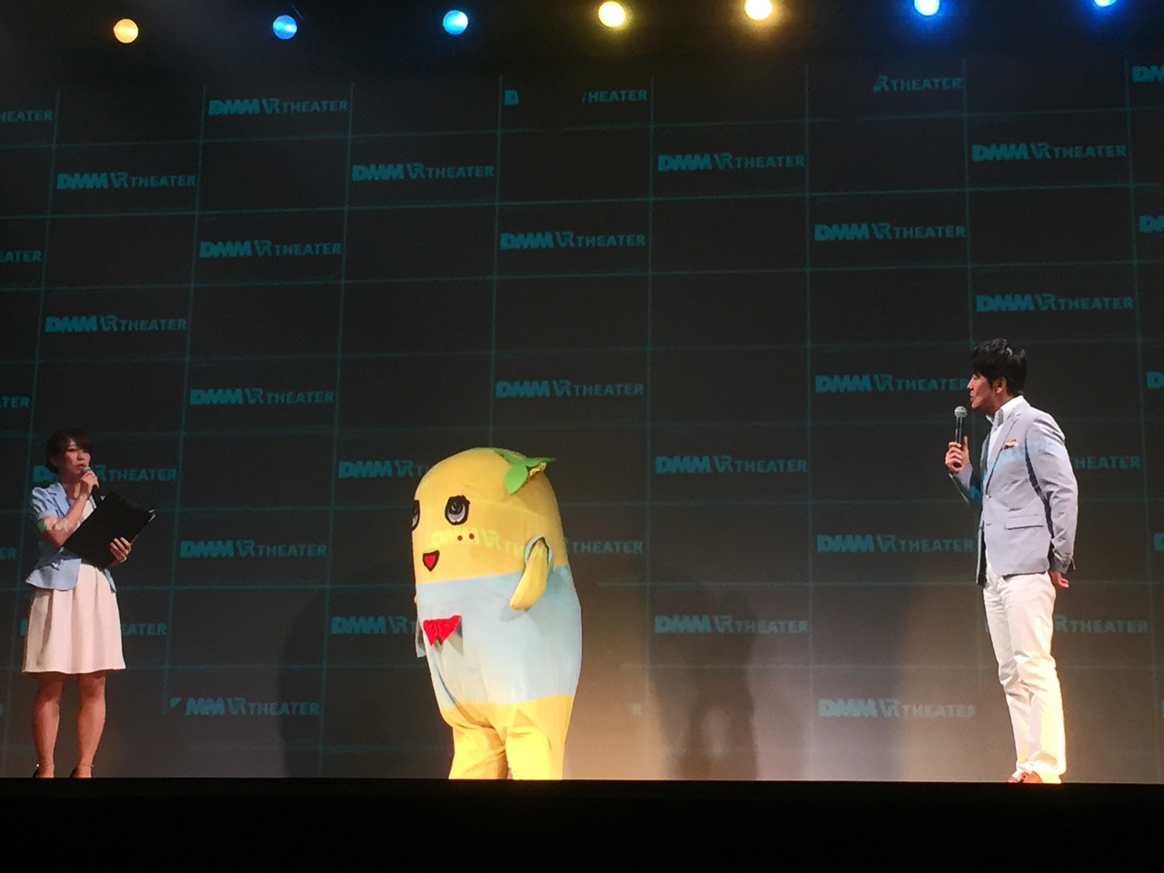 本物のふなっしーと土田晃之が登場したDMM VR THEATERオープニング記者発表会の様子。