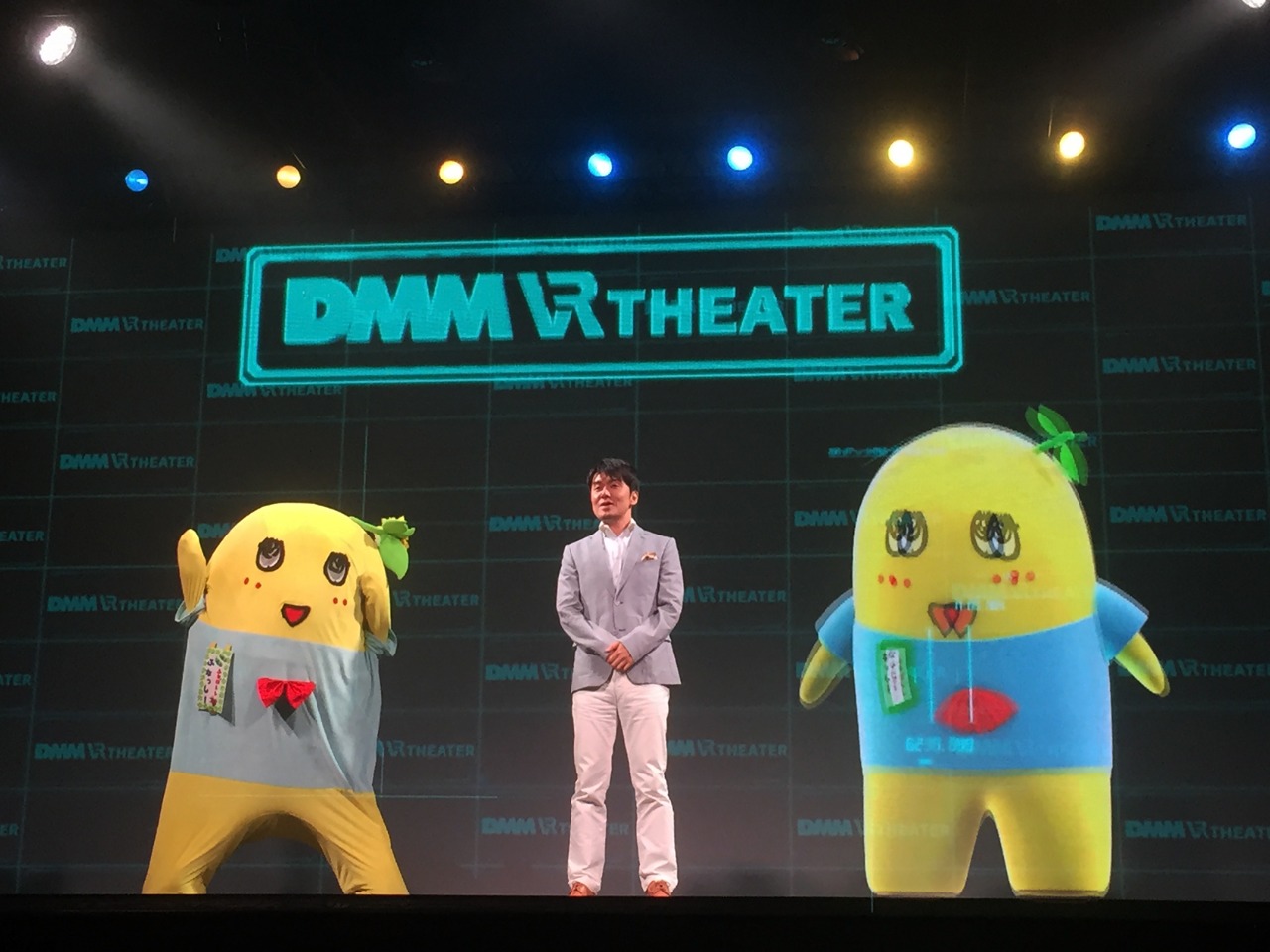 左から本物のふなっしー、土田晃之、ホログラフィックのふなっしー。