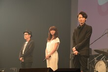 左から田口トモロヲ監督、多部未華子、綾野剛。