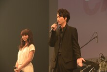 左から多部未華子、綾野剛。