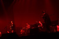 劇中歌「風よ吹け」演奏時の様子。