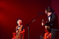 左から加藤ミリヤ、峯田和伸（銀杏BOYZ）。