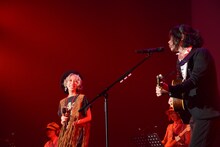 左から加藤ミリヤ、峯田和伸（銀杏BOYZ）。