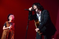 左から加藤ミリヤ、峯田和伸（銀杏BOYZ）。