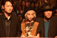 左から綾野剛、加藤ミリヤ、大友良英。