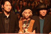 左から綾野剛、加藤ミリヤ、大友良英。