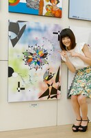 「第100回二科展」にて入賞した作品と若月佑美。