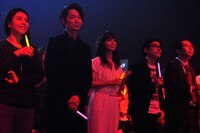 ライブを鑑賞する俳優陣および田口トモロヲ。（写真提供：ショウゲート）