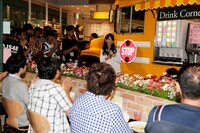 「SKE48 CAFE & SHOP」にサプライズ登場した松井玲奈。 (c)AKS