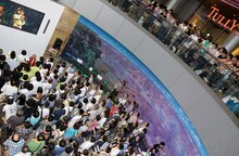 松井玲奈の卒業公演を中継するパブリックビューイングの様子。 (c)AKS