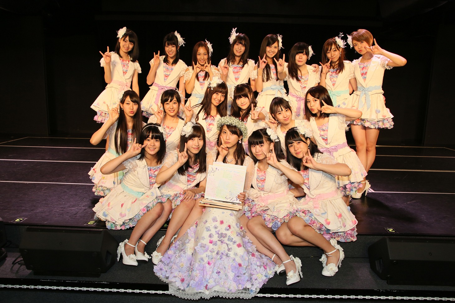 松井玲奈とチームEメンバーによる記念撮影の様子。 (c)AKS