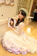 自身の壁写真を外す松井玲奈。 (c)AKS