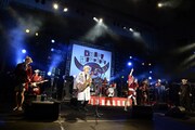 グループ魂のライブでサックスを演奏するさかなクン。（撮影：緒車寿一）