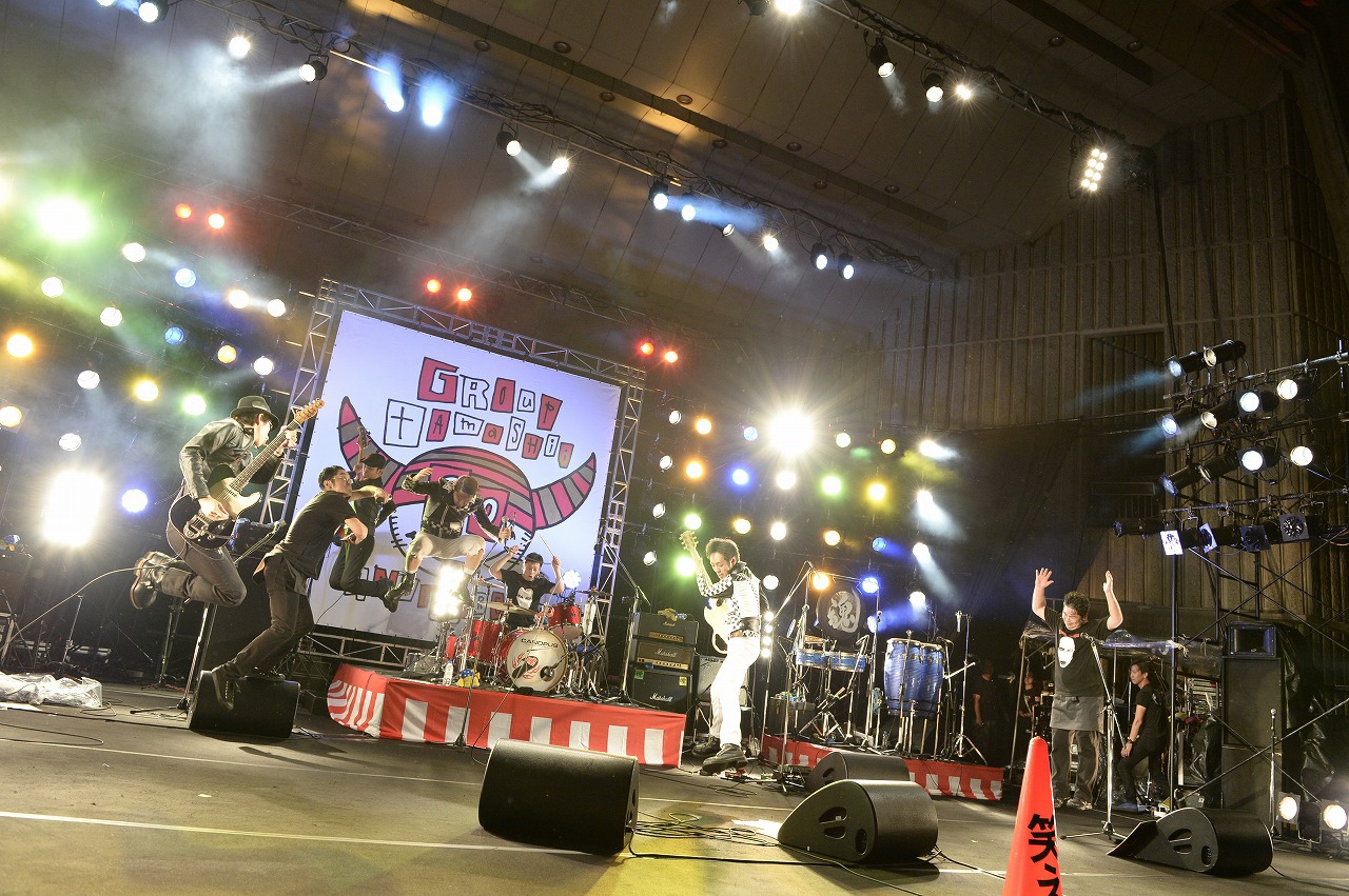 「『グループ魂の納涼ゆかた祭り』 ～雨のノーパン成人式in野音～」の様子。（撮影：緒車寿一）