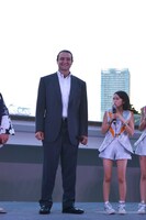 左から鳴戸親方、田口夏実。