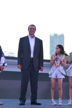 左から鳴戸親方、田口夏実。