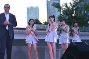 左から鳴戸親方、田口夏実、浜浦彩乃、和田桜子、井上玲音。