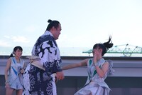 和田桜子（右）の張り手を受けてもビクともしない琴奨菊（左）。