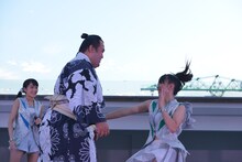 和田桜子（右）の張り手を受けてもビクともしない琴奨菊（左）。