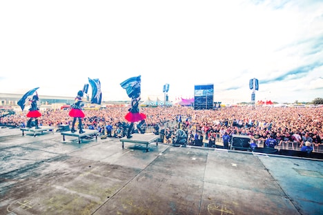 「Reading and Leeds Festivals 2015」でのBABYMETALのライブの様子。 (c)AMUSE Inc.