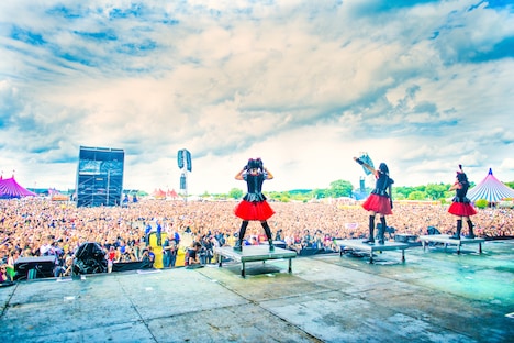 「Reading and Leeds Festivals 2015」でのBABYMETALのライブの様子。 (c)AMUSE Inc.