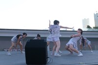 こぶしファクトリー「ドスコイ！ケンキョにダイタン / ラーメン大好き小泉さんの唄 / 念には念（念入りVer.）」発売記念イベントの様子。