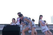 こぶしファクトリー「ドスコイ！ケンキョにダイタン / ラーメン大好き小泉さんの唄 / 念には念（念入りVer.）」発売記念イベントの様子。