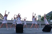 こぶしファクトリー「ドスコイ！ケンキョにダイタン / ラーメン大好き小泉さんの唄 / 念には念（念入りVer.）」発売記念イベントの様子。