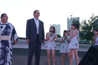 力士の大きさに驚くこぶしファクトリー。