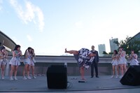 青空の下で四股を踏む琴奨菊（中央）。