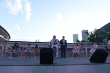 青空の下で四股を踏むこぶしファクトリー。