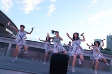 こぶしファクトリー「ドスコイ！ケンキョにダイタン / ラーメン大好き小泉さんの唄 / 念には念（念入りVer.）」発売記念イベントの様子。