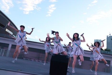 こぶしファクトリー「ドスコイ!ケンキョにダイタン / ラーメン大好き小泉さんの唄 / 念には念(念入りVer.)」発売記念イベントの様子。