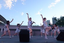 こぶしファクトリー「ドスコイ！ケンキョにダイタン / ラーメン大好き小泉さんの唄 / 念には念（念入りVer.）」発売記念イベントの様子。