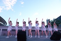 こぶしファクトリー「ドスコイ！ケンキョにダイタン / ラーメン大好き小泉さんの唄 / 念には念（念入りVer.）」発売記念イベントの様子。