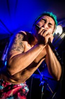 千賀太郎（Vo, Harp）（写真提供：ワールドアパート有限会社）