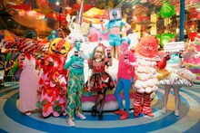 きゃりーぱみゅぱみゅと「Crazy Party Night ～ぱんぷきんの逆襲～」ミュージックビデオに登場するモンスターたち。（撮影：YASU）