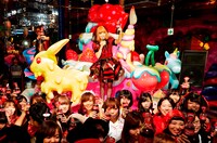 「コカ・コーラ」を手に「ハロー！ ハロウィン!!」というかけ声で乾杯するきゃりーぱみゅぱみゅとファン。（撮影：YASU）