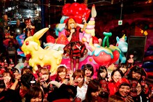 「コカ・コーラ」を手に「ハロー！ ハロウィン!!」というかけ声で乾杯するきゃりーぱみゅぱみゅとファン。（撮影：YASU）