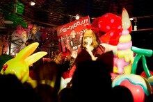 「コカ・コーラ」のハロウィンキャンペーンビジュアルを初公開したきゃりーぱみゅぱみゅ。（撮影：YASU）