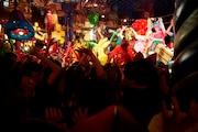 「Crazy Party Night ~ぱんぷきんの逆襲~」の“ゾンビダンス”を踊る様子。(撮影:YASU)