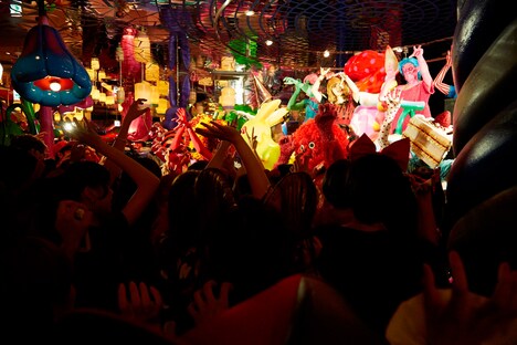 「Crazy Party Night ~ぱんぷきんの逆襲~」の“ゾンビダンス”を踊る様子。(撮影:YASU)
