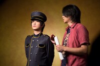 CM撮影中のFukase（写真左）。