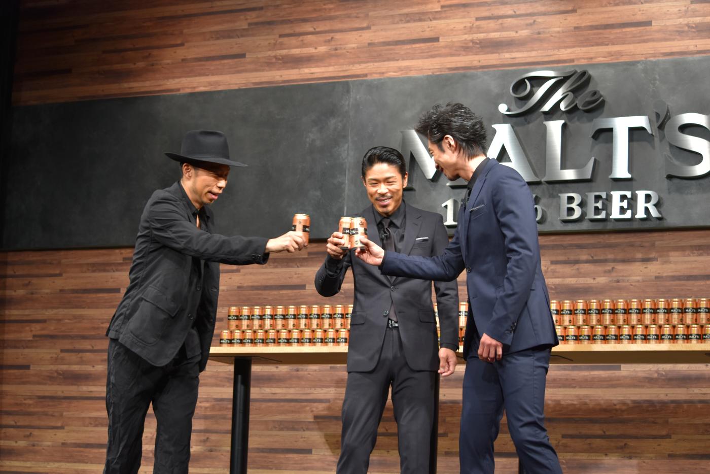 「ザ・モルツ」で乾杯する3人。