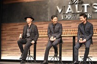 メイキング映像を観ながら談笑する3人。