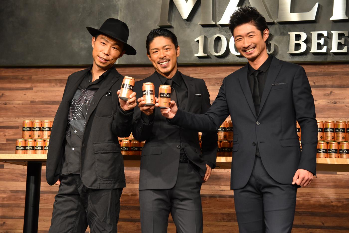フォトセッションの様子。左からEXILE USA、松本利夫、EXILE MAKIDAI。