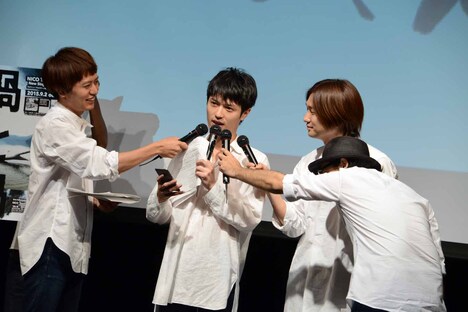 イベント開催にあたって意気込みを口にする光村龍哉（左から2番目）。